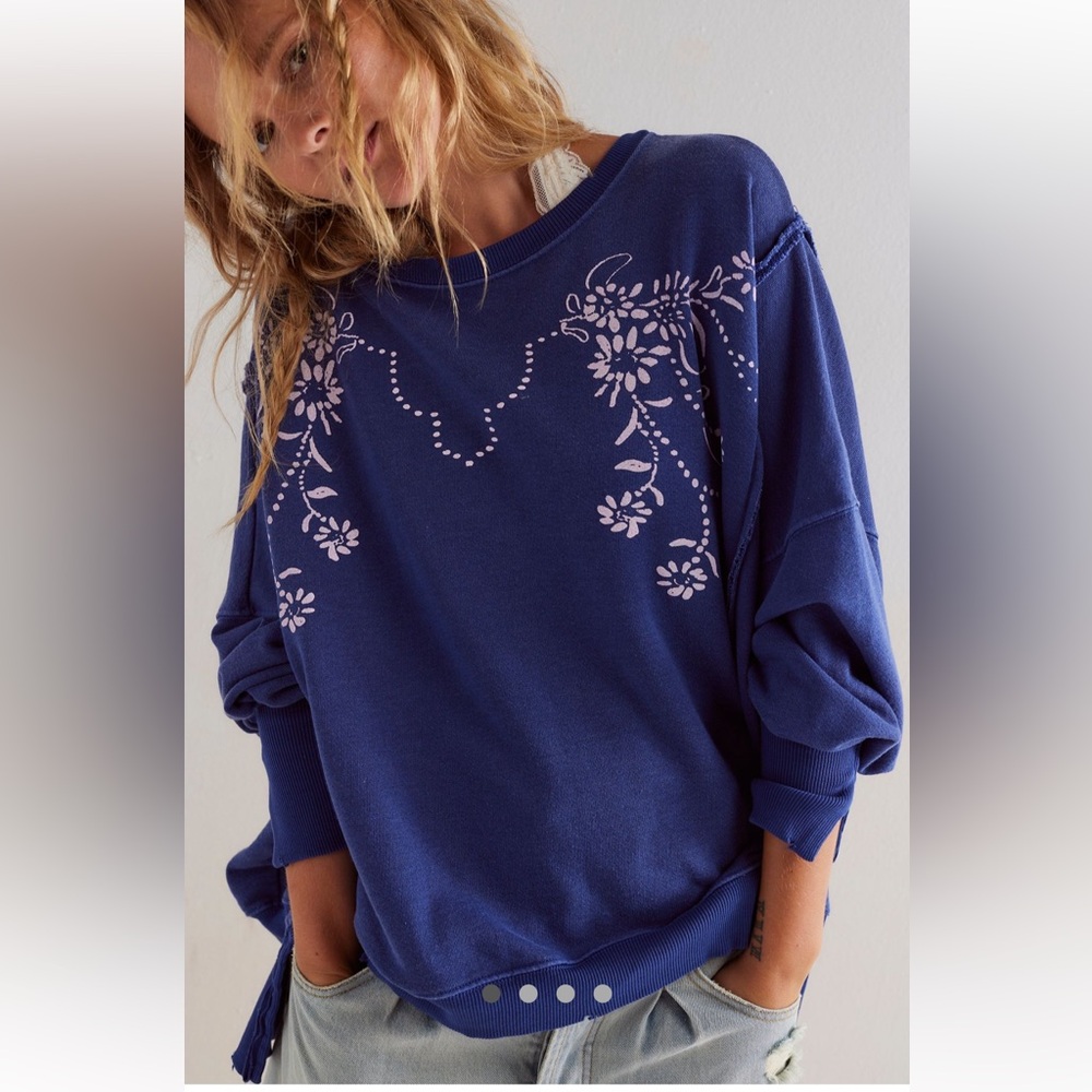 NWT  We The Free Camden Graphic Pullover/ Blue  Size: XS
